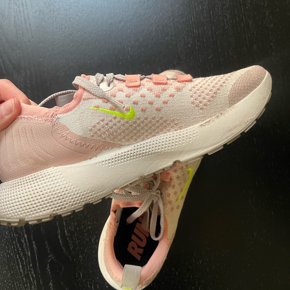 Nike React Escape Run Flyknit - Picture 2 of 2